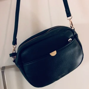 Handväska - Handväska med ställbar axelrem