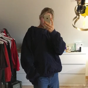 Tjocktröja - Tjocktröja i coolt material, köpt second hand, knappt använd av mig. Storlek L