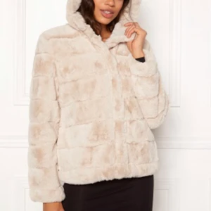 Samsøe samsøe pälsjacka  - Säljer nu min finjacka då jag tröttnat på den. Den passar mig som har M/S och är verkligen så himla mysig. Det är fuskpäls som är så himla mjuk verkligen! Den har luva och är perfekt nu till vintern! Köpt för ungefär 2000 och är sparsamt använd. Köparen står för frakten!