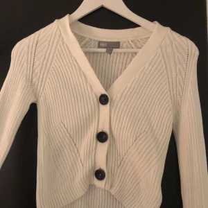 Vit stickad topp - Stickad tröja från Asos i storlek 34. Jätteskön och som ny. Använd 1 gång. Utsvängda armar se bild 3. 