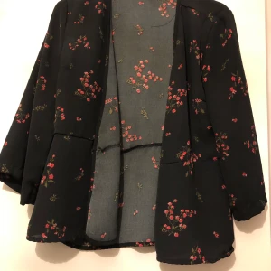 Tunn kort kimono - Storlek M. Använd 3 gånger men är i väldigt bra skick