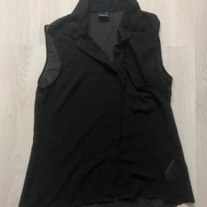 Tröja  från gina tricot - Använd tröja men fortfarande i bra skick, genomskinlig, svart storlek 34