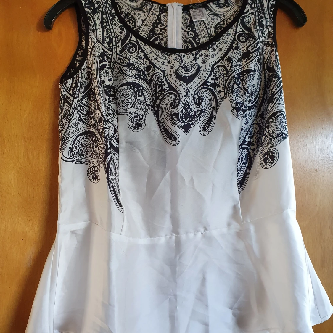 Söt liten blus i 100% polyester i storlek 40 men mer som en 38