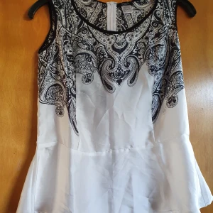 Söt liten blus i 100% polyester i storlek 40 men mer som en 38 - Söt blus I 100% polyester aldrig använd endast testad. Storlek 40 men mer som en 38. Skönt material. 