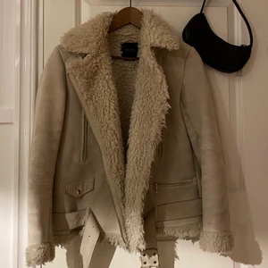 Jacka från ZARA - Jacka från ZARA, super snygg och trendig. Passar S. Kan frakta (köparen står för frakt).