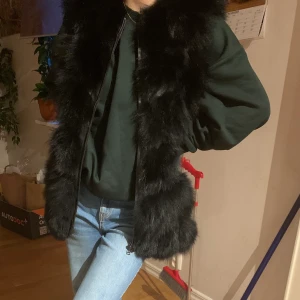Äkta pälsväst - Jättefin pälsväst från Hollies i äkta päls! Säljer då den inte kommer till användning längre. Ord pris var 3300kr men kan tänka mig diskutera pris om det är någon som är intresserad :) Skitfin och knappt använd!