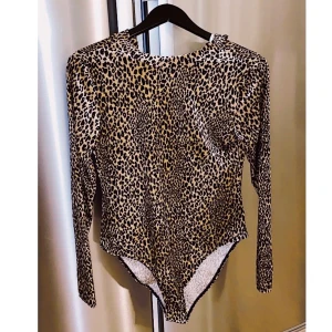 Topp med öppna rygg - Ny