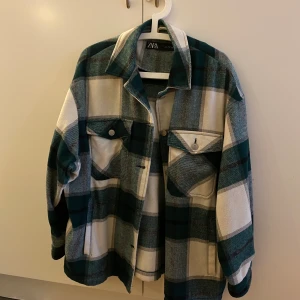 Zara skjortjacka - Sparsamt använd, som ny 🥰  Strl L. Köpare står för frakt 💕