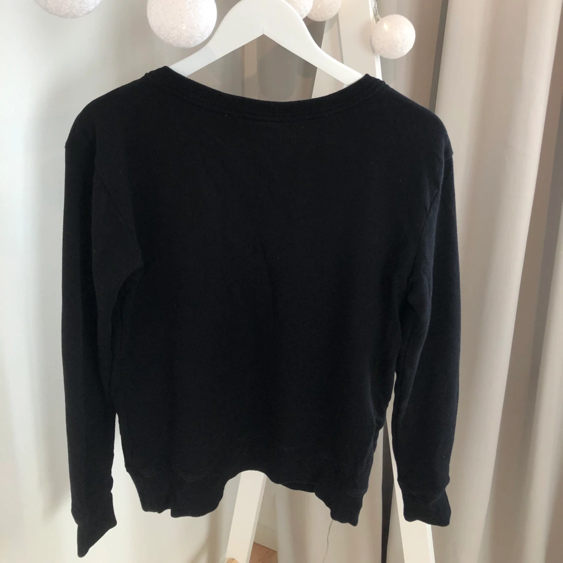 Svart tröja med snörning - 90