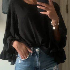 Svart blus - Snygg svart blus!💖 Säljer denna för att jag märkte att jag hade två identiska, blusen är ny och endast testad. Storlek: xs/s