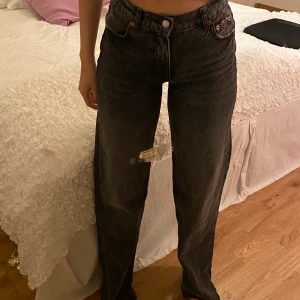 Zara byxor  - Nya vida byxor från zara i storlek 34, använts en gång o köpta nyligen. Kan skicka fler bilder om man är intresserad , min längd 170cm 