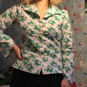 vintage blus från 70talet - Blus som uppskattas att passa en 36/38 men lite utåt svängande ärmar. Fint skick! Fraktas för 45kr eller så kan jag mötas upp.