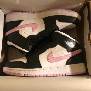 Air jordan 1 mids gs ”arctic pink” - Säljer ett par helt nya jordan 1 mids. Budgivning från 1200kr, buda i kommentarerna, minsta ökning är 50kr. Köp direkt för 1700kr (resell ligger på typ 2000kr)