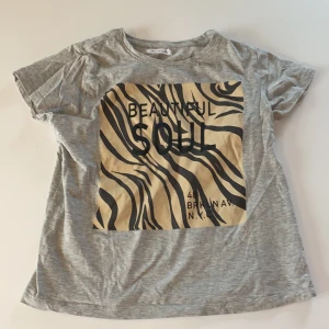 T-skirt storkek S - En t-shirt från Black Stormy som jag bara använt typ en gång så den är i ett bra skick. KÖPAREN STÅR FÖR FRAKTEN