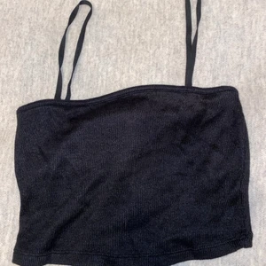 Linne - Säljer mitt svarta cropade linne fårn zara. Det är alldrig använt, då jag ångrade mig efter att jag klippte av lapparna. Super skönt och lent stickat material.