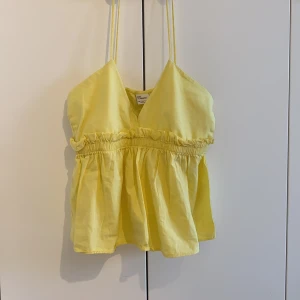 Gul topp/ linne - Gult gulligt linne/ topp från zara i smickrande modell. Bra skick. Buda i kommentarerna 110 uppåt då flera är intresserade. Köparen står för frakt🐣 