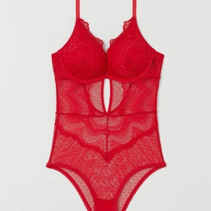 Röd body - Jag har en röd body i strlk 34, det är push up i den. Köptes igår och den är endast testad en gång. Kan ev sänka priset på den.