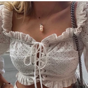 Gullig topp - Supersöt och snygg topp köp här på Plick men säljer vidare då den tyvärr var förliten för mig. (Bilderna är från förra ägaren) Skicka gärna ett meddelande om du har frågor eller vill ha fler bilder 🥰❤️