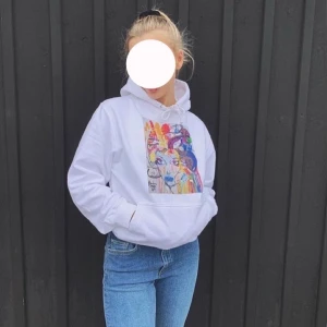 Hoodie från thecoolelephant - Hoodie ”painted woman” från thecoolelephant i storlek S. Använd ett fåtal gånger, men är som i nyskick. Kan fraktas eller mötas upp i Växjö.