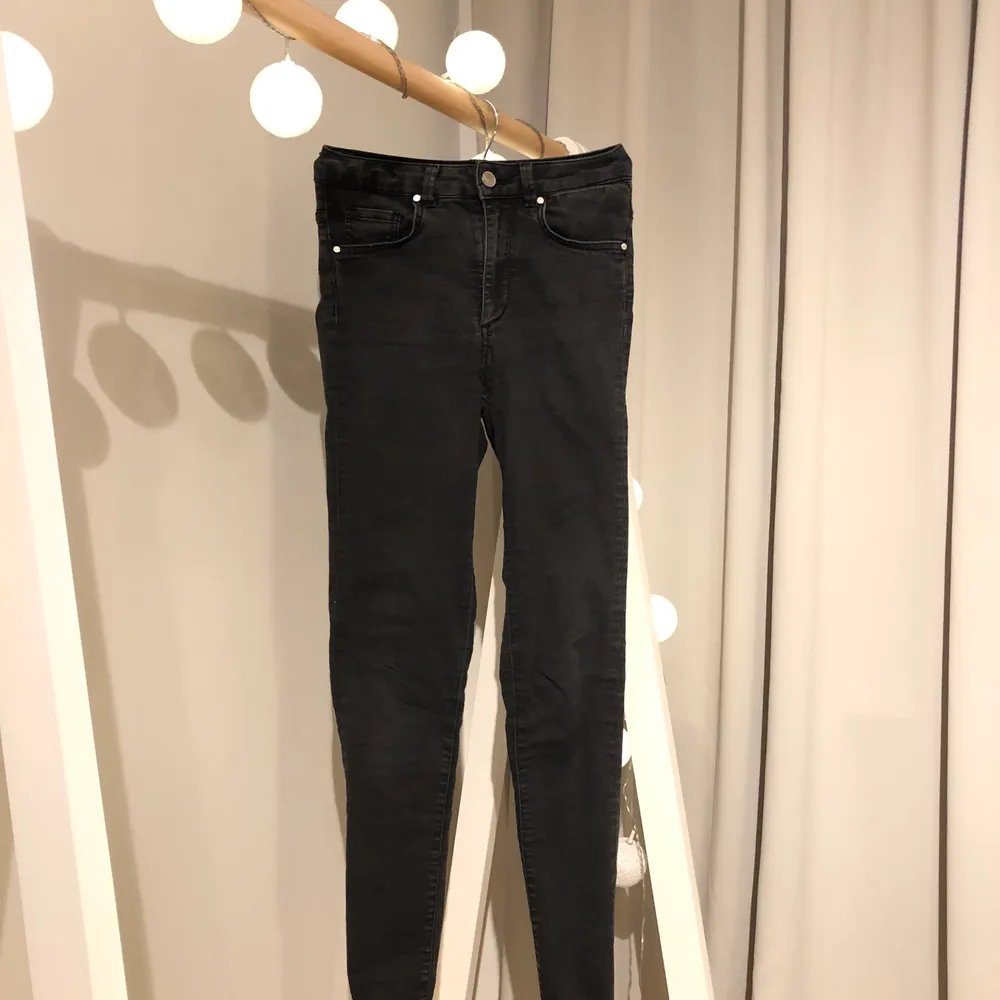 Ett par mörkgrå jeans i smal modell från BikBok. Storlek S men väldigt stretchiga så passar förmodligen M också. Köparen står för frakten.. Jeans & Byxor.