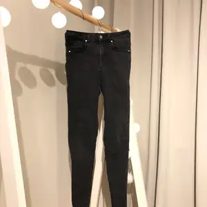 Ett par mörkgrå jeans i smal modell från BikBok. Storlek S men väldigt stretchiga så passar förmodligen M också. Köparen står för frakten.