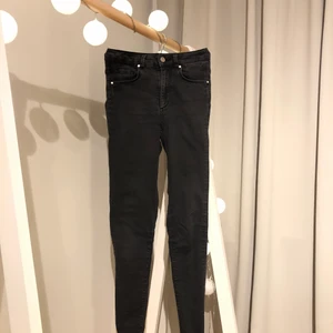 Mörkgrå Jeans - Ett par mörkgrå jeans i smal modell från BikBok. Storlek S men väldigt stretchiga så passar förmodligen M också. Köparen står för frakten.