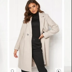 Beige kappa från Vero Moda - Beige kappa från vero moda i storlek s. Köpte ny från Facebook marketplace och har själv bara provat den så den är i nyskick! Nypris 500kr. Säljer pga för liten. Lånade bilder från bubbleroom.