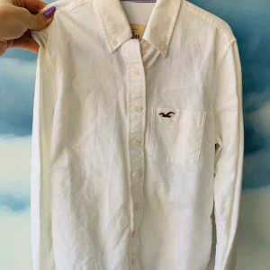 Vit skjorta - Äkta skjorta från hollister i storlek xs. Enbart testad så i mycket bra skick.