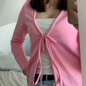 Kofta - Söt rosa kofta från HM! Den kommer tyvärr aldrig till användning så den är i bra skick! Nypris 150kr o köparen står för frakten 💓💓