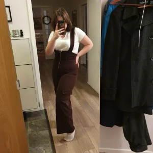 Bershka byxor - Empirewaist byxor i mörkbrunt. Bandens längd är justerbara. Välanvända men i fint skick.