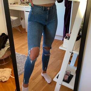 Säljer mina Gina Tricot jeans i modellen Molly. De är sköna och stretchiga och har snygga hål och slitningar. De är i storlek S men passar även XS :)