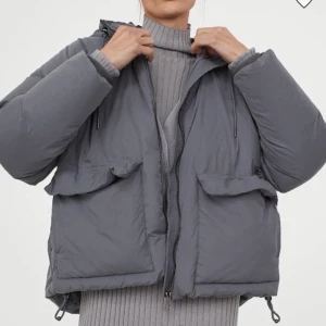 Slutsåld dunjacka från HM! - Säljer min trendiga dunjacka som tyvärr inte passade, därför oanvänd. Älskar oversized passformen och gråfärgen! Säljer för 800kr inkl frakt, originalpris 999kr💕 (obs sista bild lånad). Skriv för mer info;)