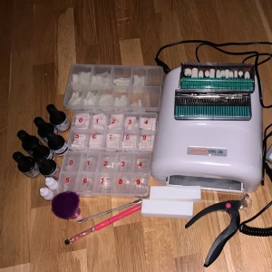 Nagel saker  - Uv-lampa med platta som går att ta ur och tvätta, elfil med många munstycken och sandpappers munstyck, tippar(vita, genomskinliga och vanliga) , 7 gel lack och två nagel lim, två buffers och en nagelborste, en smal nagelpensel och ett nagelbandsverktyg samt en tippsax. Skriv för att få mer information och bilder om färger m.m. 😊 (Köpte allt för 5000kr)