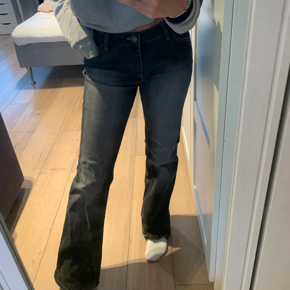 Assnygga jeans med lite bootcut i en washed grå färg! Assköna. Storlek 40 men passar också på någon 36/38 skulle jag säga! Jag är 166☺️ vid fler intresserade, buda!. Jeans & Byxor.