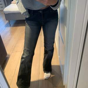Assnygga jeans med lite bootcut i en washed grå färg! Assköna. Storlek 40 men passar också på någon 36/38 skulle jag säga! Jag är 166☺️ vid fler intresserade, buda!