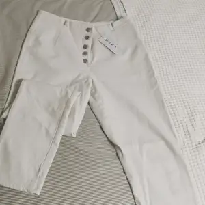 jättesnygga vita högmidjade wera jeans, helt nya med tags! finfina detaljer och snygg passform 🤗💖 Skulle säga att dom passar S-m. ord pris 699 kr!