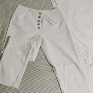nya wera jeans💌 - jättesnygga vita högmidjade wera jeans, helt nya med tags! finfina detaljer och snygg passform 🤗💖 Skulle säga att dom passar S-m. ord pris 699 kr!