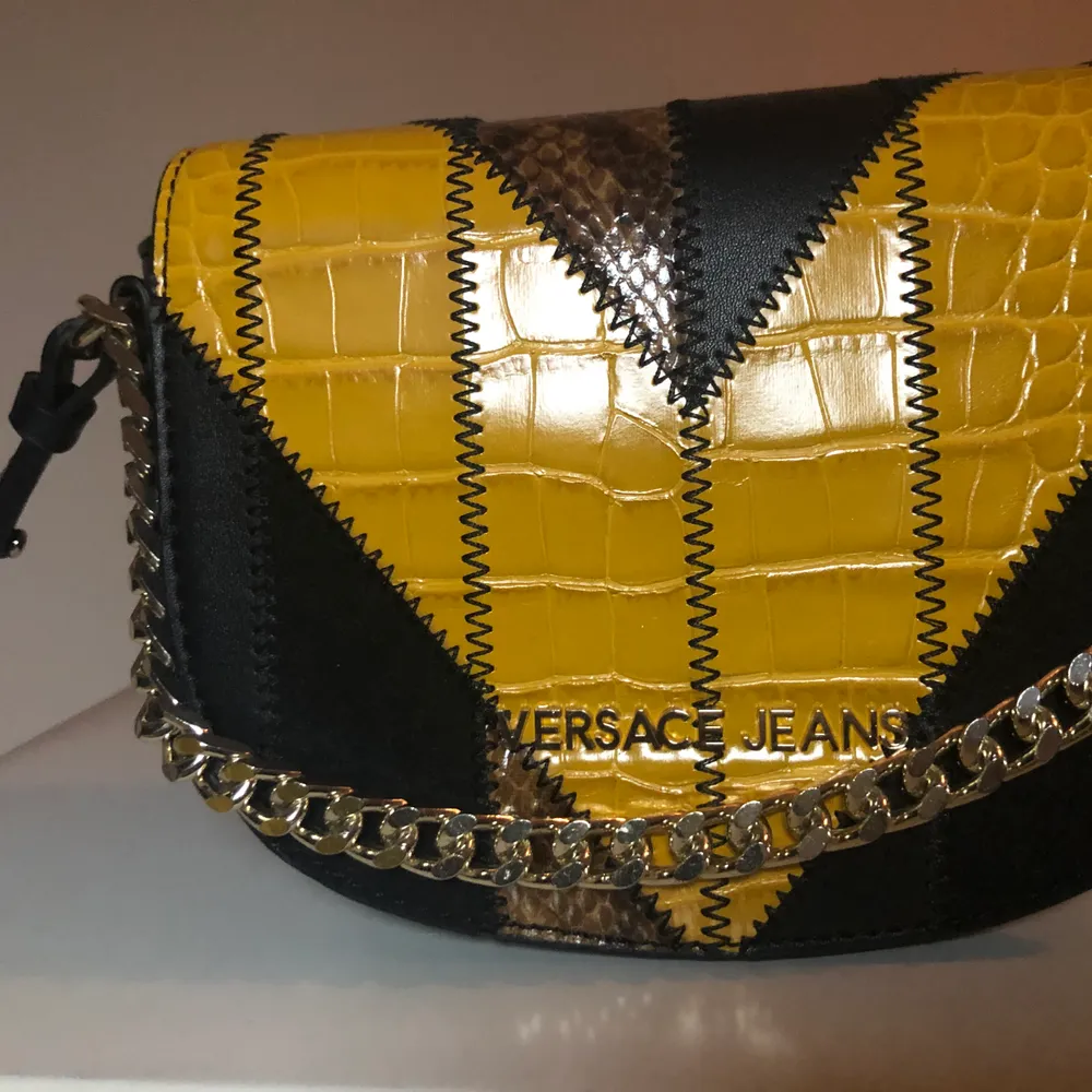 Fin Versace väska i fint skick✨🌺. Väskor.