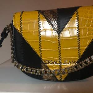 Fin Versace väska i fint skick✨🌺