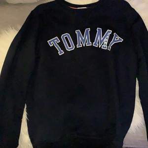 Mörkblå Tommy Jeans Sweatshirt. Använd fåtal gånger. Nypris 499:-
