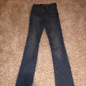 Bootcut Jenas model 315 - Model 315 från Levis. Storlek 25. Jätte fina blåa bootcut. Använd ett fåtal gånger. Kunden står för frakten💗