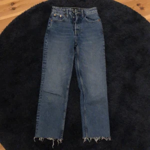 Zara jeans - Säljer dessa mörkblå jeans från Zara. Nästan som nya. Säljer dessa för att jag tycker dem blivit för korta. 