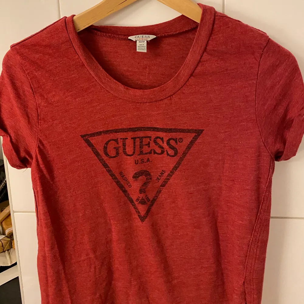 Snygg röd tshirt från Guess . T-shirts.