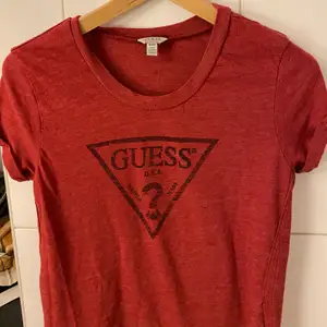 Snygg röd tshirt från Guess 