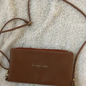 Brun hand/Axel väska  - Väskan går att öppna upp till större