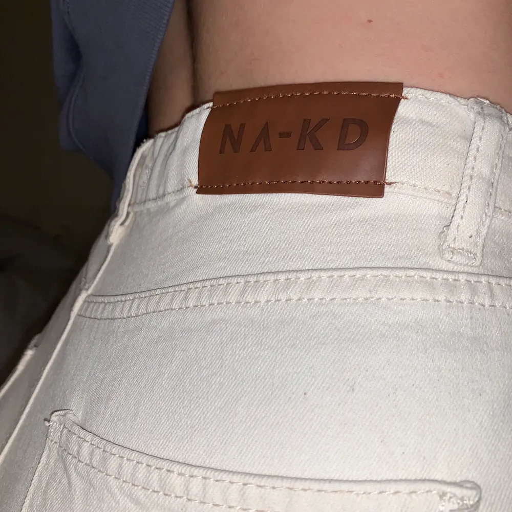 Naturvita/beiga straight jeans från NAKD. Dom är högmidjade och formar kroppen skitsnyggt! Endast använda 1 gång då jag insåg att dom var lite för små, så väldigt bra skick! 💞💞Nypris: 499. Jeans & Byxor.