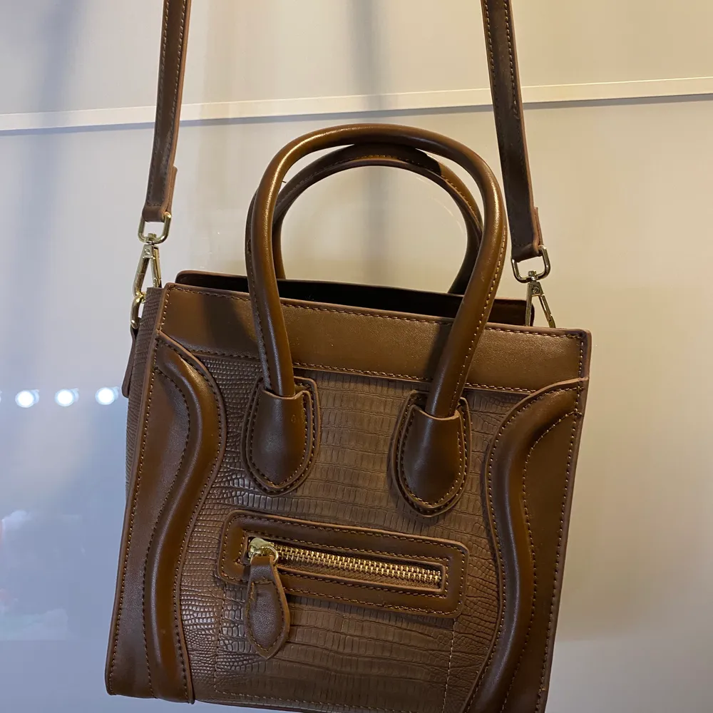 Oanvänd väska i en superfin färg, Celine inspirerad! 150kr + frakt 💘💕. Väskor.
