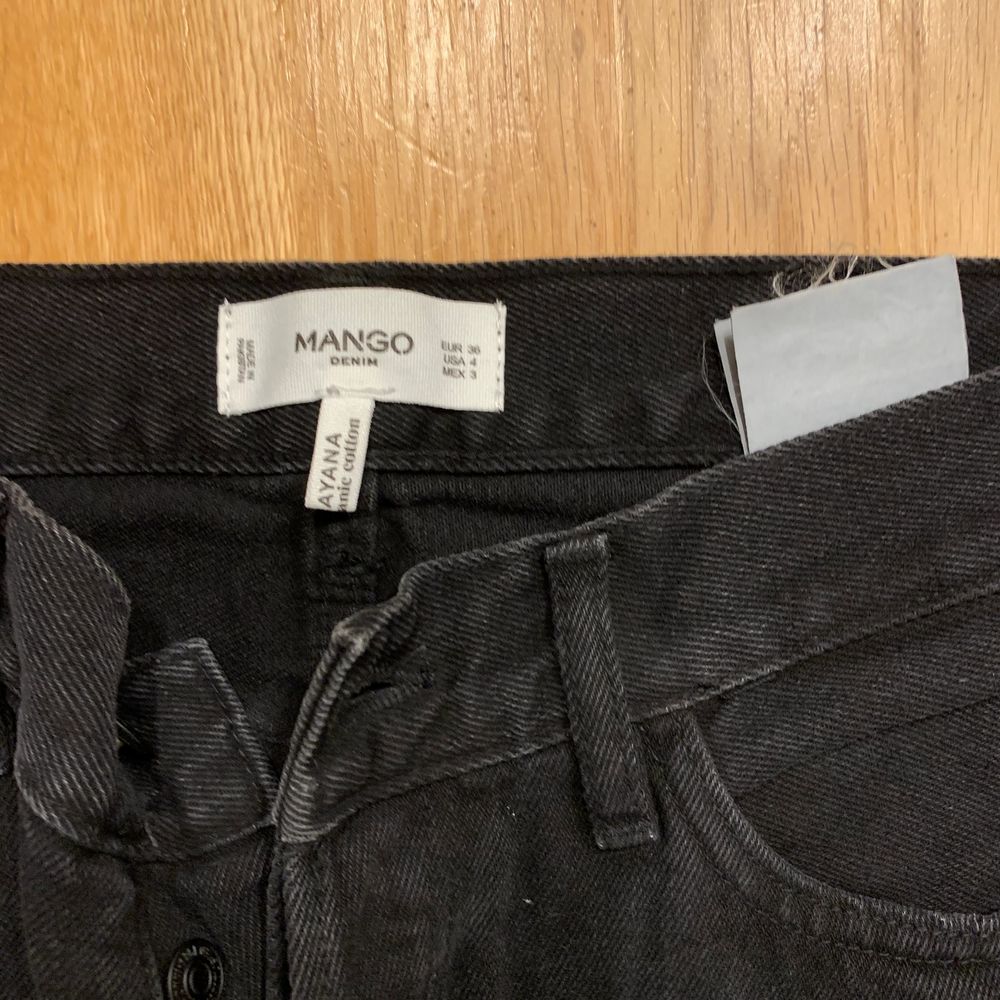 Jättesnygga högmidjade mom jeans från mango. Aldrig använda eftersom dom är för små i midjan. 💞Nypris: 399. Jeans & Byxor.