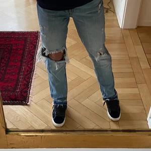 Zara jeans - Skit snygga jeans från Zara som är raka och lägger sig så snyggt på skorna! Något slitna nertill. Jag har gjort hålen och slitningarna och även blekt🥰 bud på 500kr