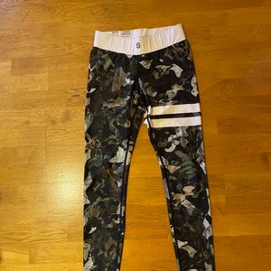 Stronger tights  - Träningstights militärgröna från Stronger storlek Medium, använt 1 gång. Bra skick. Fraktkostnad tillkommer.